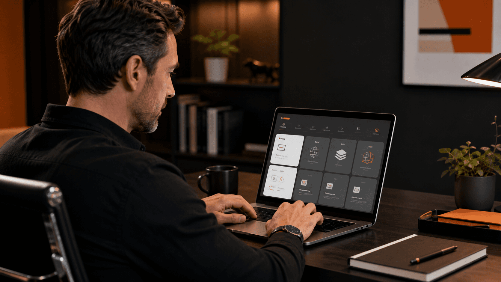 Responsável por uma empresa administrando seus principais ativos digitais em um notebook.